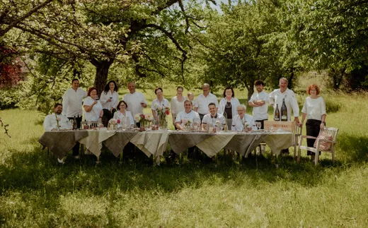Tafel im Obstgarten (Über uns)