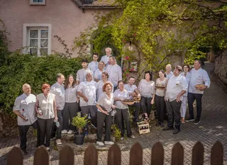 Die Teams der Schlemmerwirte vor dem Wirtshaus